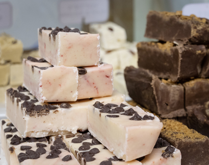 Bars of fudge, flavours of strawberry with chocolate and chocolate with biscoff.