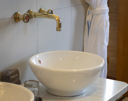 The bathroom suite in Fingal's Skerryvore Suite.
