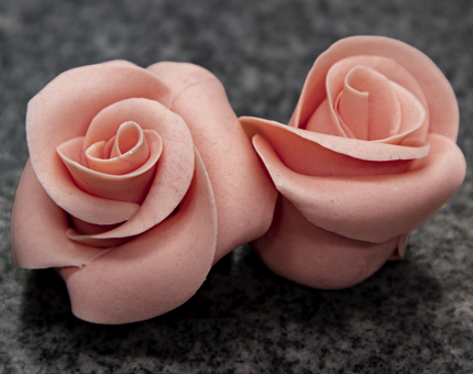 A close-up of two pastillage roses. 