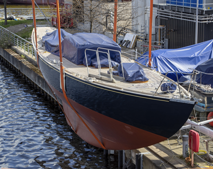 Lowering Bloodhound into the water.