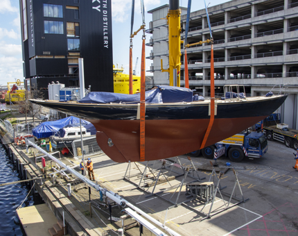 The crane lifting Bloodhound from the Quayside.