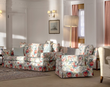 The State Drawing Room bathed in afternoon sunlight. 